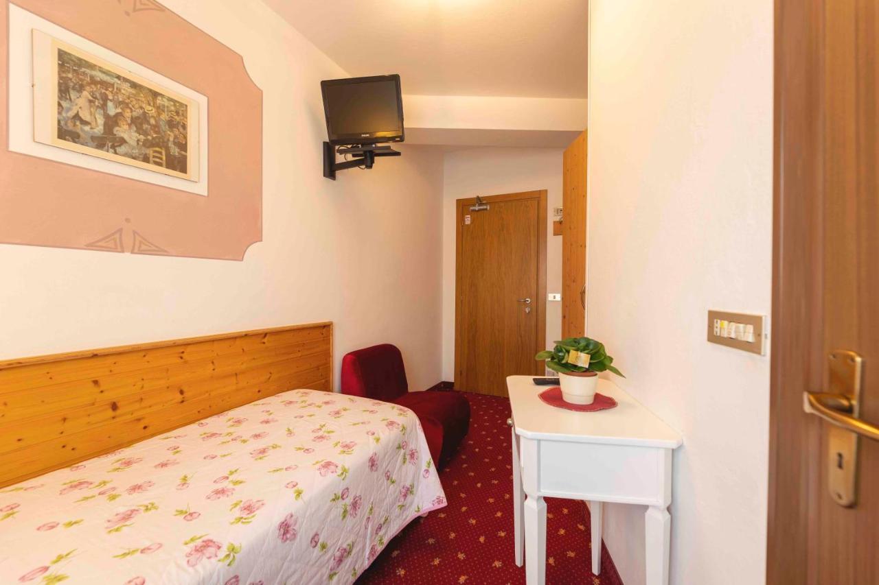 Hotel Castel Mani San Lorenzo Dorsino